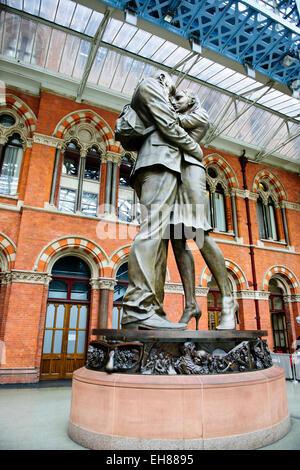 Paul-Tage sculpture'The treffen place'in Bronze mit 3d Bronze Plaketten am Fuß des Statue.St Pancras umgebaut Station, London, UK Stockfoto