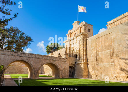 Das Haupttor mit Wassergraben, Garten und Wälle, Mdina, Mauern einer mittelalterlichen Stadt, Mdina, Malta, Europa Stockfoto