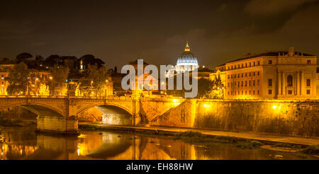 Blick vom Ponte Sant'Angelo auf dem Tiber, der Basilika St. Peter in der Nacht, Rom, Latium, Italien Stockfoto