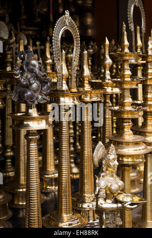 Messing steht für Öllampen, Ganesha Skulptur, Mannar, Kerala, Indien Stockfoto