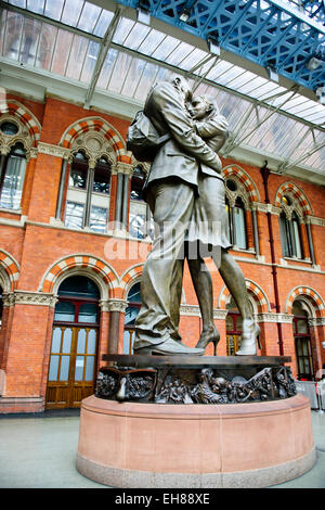 Paul-Tage sculpture'The treffen place'in Bronze mit 3d Bronze Plaketten am Fuß des Statue.St Pancras umgebaut Station, London, UK Stockfoto