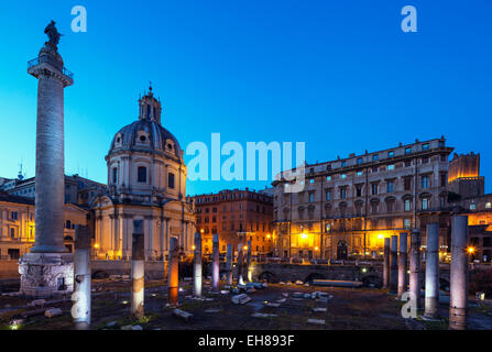 Kirche von Santa Maria di Loreto und römische Ruinen, Rom, Latium, Italien, Europa Stockfoto