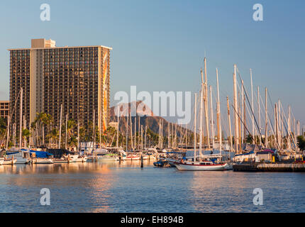 Waikiki, Hawaii, mit Segelboote im Hafen Ala Moana und Hilton Hawaiian Village Resort hinter Stockfoto