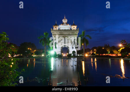 Brunnen in der Nähe von Patuxai Denkmal aka Tor von Triumph bei Nacht, Vientiane, Laos. Stockfoto