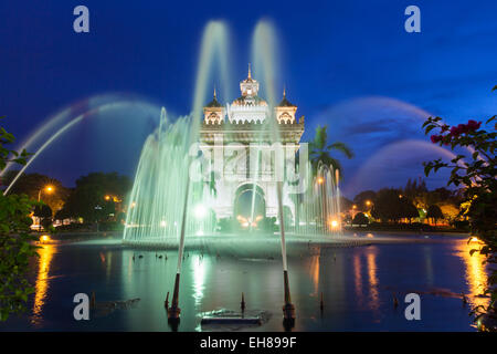 Brunnen in der Nähe von Patuxai Denkmal aka Tor von Triumph bei Nacht, Vientiane, Laos. Stockfoto