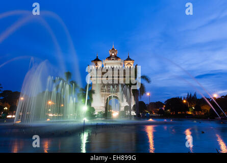 Brunnen in der Nähe von Patuxai Denkmal aka Tor von Triumph bei Nacht, Vientiane, Laos. Stockfoto