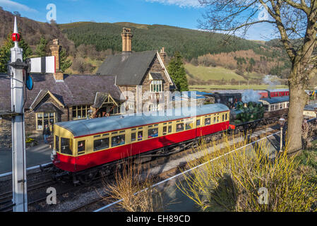 Dampf & Sterne 4, SSS4 an der Llangollen Railway 7. März 2015. Das Autotrain Carrog Station. Stockfoto