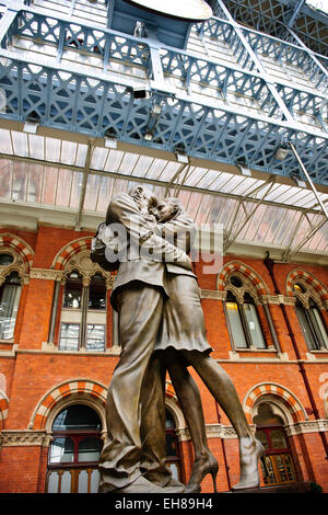 Paul-Tage sculpture'The treffen place'in Bronze mit 3d Bronze Plaketten am Fuß des Statue.St Pancras umgebaut Station, London, UK Stockfoto