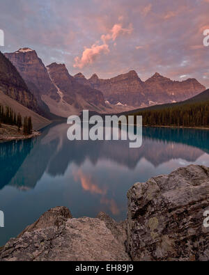 Moraine Lake bei Sonnenaufgang mit rosa Wolken, Banff National Park, UNESCO, Alberta, Rocky Mountains, Kanada, Nordamerika Stockfoto