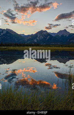 Orange Wolken bei Sonnenuntergang spiegelt sich im See, Jasper National Park, UNESCO, Alberta, Rocky Mountains, Kanada, Nordamerika Stockfoto