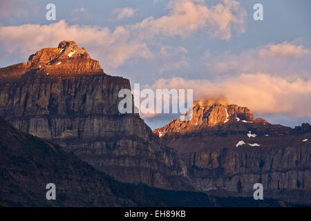 Frühen Licht auf schroffen Gipfeln, Banff National Park, UNESCO-Weltkulturerbe, Alberta, Rocky Mountains, Kanada, Nordamerika Stockfoto