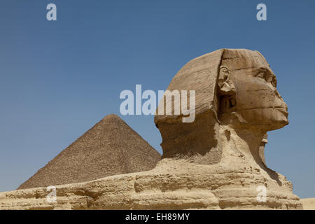 Die Sphinx und die Pyramiden in Gizeh, UNESCO-Weltkulturerbe in der Nähe von Kairo, Ägypten, Nordafrika, Afrika Stockfoto