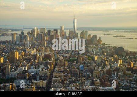 Skyline Blick Süden in Richtung Lower Manhattan bei Sonnenuntergang, One World Trade Center, Manhattan, New York City, New York, USA Stockfoto