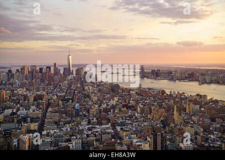 Skyline Blick Süden in Richtung Lower Manhattan bei Sonnenuntergang, One World Trade Center, Manhattan, New York City, New York, USA Stockfoto