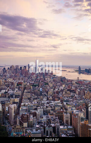 Skyline Blick Süden in Richtung Lower Manhattan bei Sonnenuntergang, One World Trade Center, Manhattan, New York City, New York, USA Stockfoto