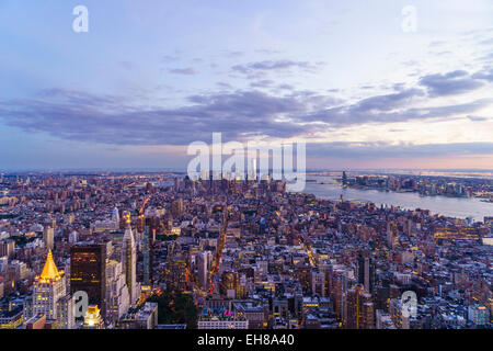 Skyline Blick Süden in Richtung Lower Manhattan bei Sonnenuntergang, One World Trade Center, Manhattan, New York City, New York, USA Stockfoto