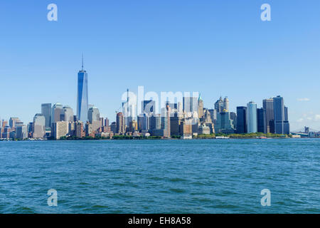 Lower Manhattan Skyline mit One World Trade Center angesehen vom Hudson River, New York City, New York, USA