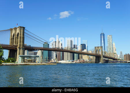 Brooklyn Bridge und Manhattan Wolkenkratzer, darunter One World Trade Center, New York City, New York, USA Stockfoto