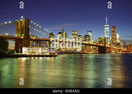 Brooklyn Bridge und Manhattan Skyline bei Nacht, New York City, New York, Vereinigte Staaten von Amerika, Nordamerika Stockfoto