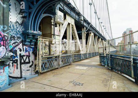 Fußgänger Gehweg und Graffiti, Manhattan Bridge, New York City, New York, Vereinigte Staaten von Amerika, Nordamerika Stockfoto