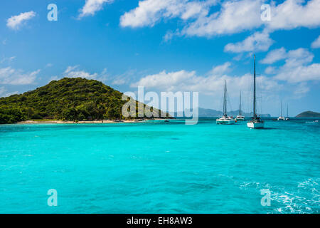 Segelboote, die Verankerung in den Tobago Cays, die Grenadinen, Windward-Inseln, West Indies, Karibik Stockfoto