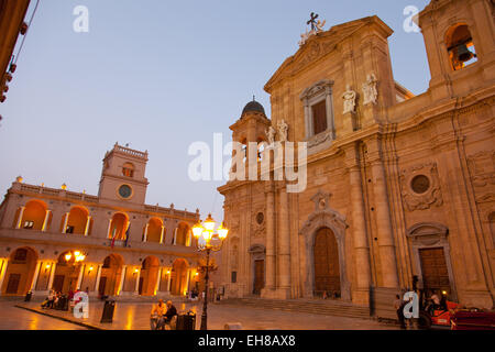 Palazzo VII Aprile und Chiesa Madre gewidmet St. Thomas von Canterbury, Piazza della Repubblica, Marsala, Sizilien, Italien Stockfoto