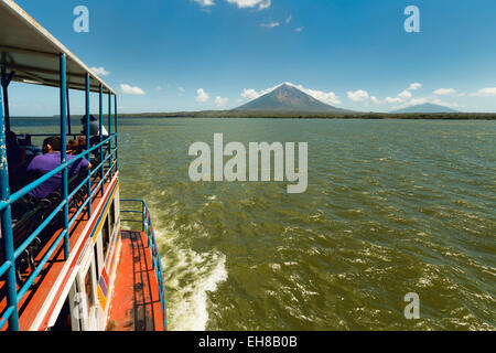 Fähre und die Twin Peaks der Omotepe Insel Vulkane Concepcion auf links und Maderas, Isla Omotepe, See Nicaragua, Nicaragua Stockfoto