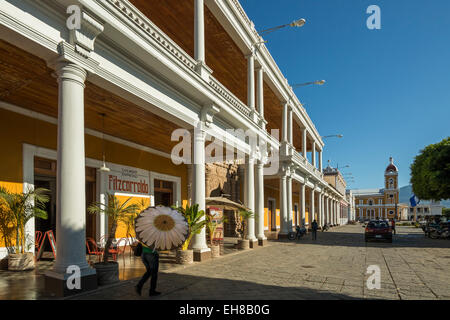 Blick entlang der Kolonnaden des Plaza De La Independencia, Kathedrale von Granada im Herzen dieser historischen Stadt, Granada, Nicaragua Stockfoto