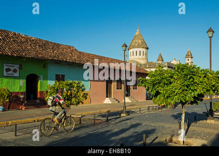 Farbenfrohen Gebäuden und Kirche von Guadelupe auf beliebten Calle De La Calazada im Zentrum dieser historischen Stadt, Granada, Nicaragua Stockfoto