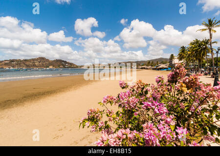 Der Halbmond Stadtstrand in dieses beliebte touristische Drehscheibe für die südlichen Surf-Küste, San Juan del Sur, Provinz Rivas, Nicaragua Stockfoto