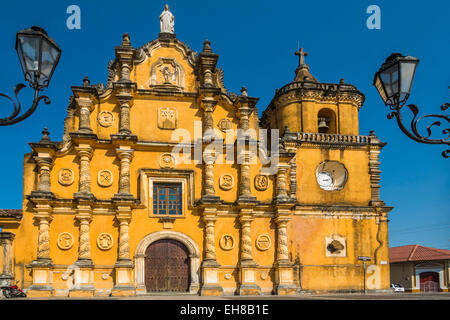 Barocke Fassade der Iglesia De La Recoleccion-Kirche, erbaut im Jahre 1786 in dieser historischen Nord-West-Stadt, Leon, Nicaragua Stockfoto