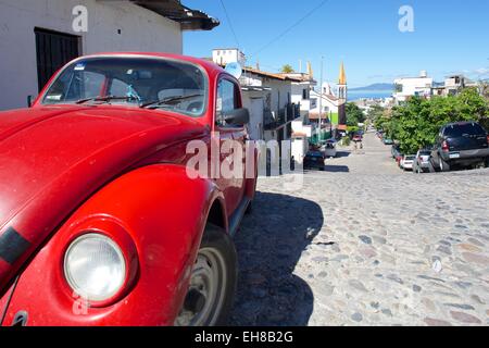 Roten VW Käfer in Wohnstraße, in der Innenstadt, Puerto Vallarta, Jalisco, Mexiko, Nordamerika Stockfoto