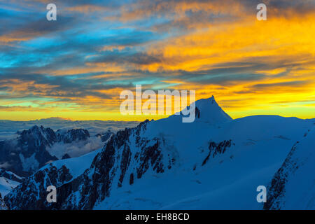 Europa, Frankreich, Haute Savoie, Rhône-Alpen, Chamonix, Mont Blanc (4810m), Sonnenaufgang Stockfoto