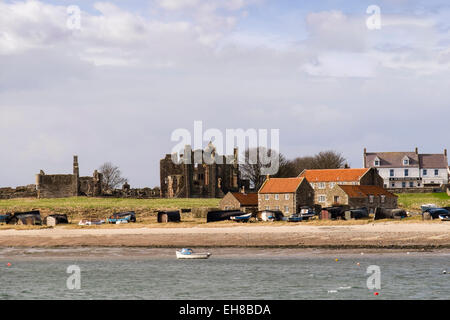 Lindisfarne Priory und Manor House Hotel übers Wasser aus gesehen. Holy Island, Northumberland, England, Vereinigtes Königreich, Großbritannien Stockfoto