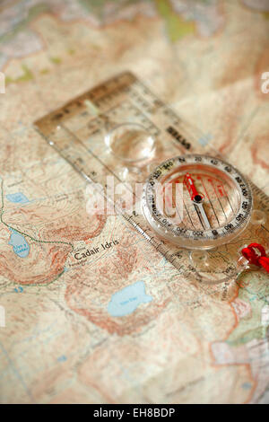 Kompass auf OS-Karte von Cadair Idris (Detail). Stockfoto