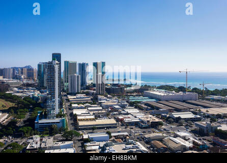 Honolulu, Oahu, Hawaii - Blick über Ferienwohnungen und Hotels in Waikiki Bezirk Stockfoto