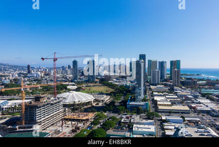 Blick auf Waikiki zeigt neue Eigentumswohnungen im Bau wie der Stadt Honolulu auf Oahu, Hawaii erweitert Stockfoto