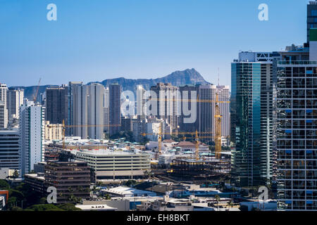 Blick auf Waikiki zeigt neue Eigentumswohnungen im Bau als der Stadt Honolulu, Hawaii erweitert Stockfoto