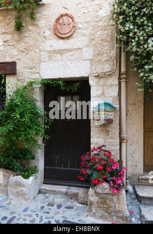 Französische Haus Tür im Dorf von St Paul De Vence, Provence, Frankreich Stockfoto