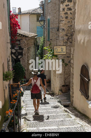 Touristen in Saint-Paul-de-Vence, Provence, Alpes-Maritimes, Frankreich, Europa Stockfoto