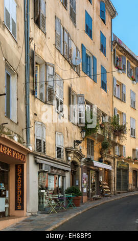 Grasse, Provence, Frankreich, Europa - alte Straßenbild Cafés und Geschäfte Stockfoto