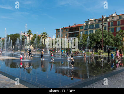 Nizza, Frankreich, Europa - Promenade du Paillon Spiegel Springbrunnen im Zentrum Stadt mit Menschen im Sommer Stockfoto