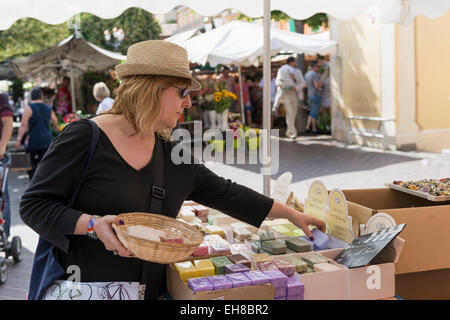 Frau Tourist kauft die berühmten Seife der Provence auf dem lokalen Markt in Nizza, Côte d ' Azur, Frankreich, Europa Stockfoto