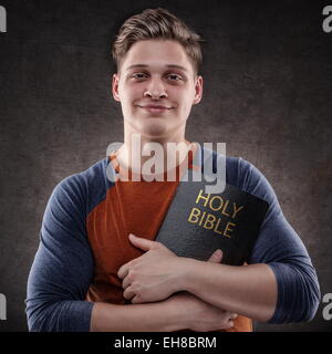 Glücklich Jüngling umarmen seine Bibel Stockfoto