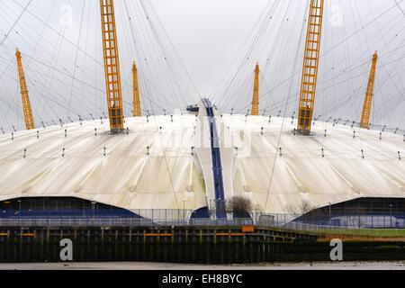 Millennium Dome von der Themse zeigt die hängende Dachkonstruktion und technische Techniken Stockfoto