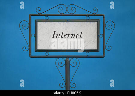 Das Wort "Internet" auf einem Schild. Blauer Hintergrund. Stockfoto