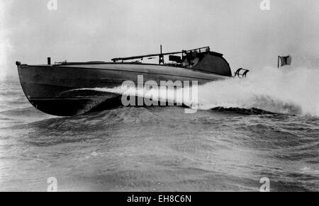 AJAXNETPHOTO. -1900. SOLENT, ENGLAND. -CMB GESCHWINDIGKEIT - 55FT THORNYCROFT KÜSTEN MOTORBOOT LAUFEN MIT HOHER GESCHWINDIGKEIT IN KLUMPIG SEEGANG.  FOTO: VT SAMMLUNG/AJAX REF: VT9248 Stockfoto