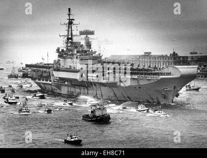 AJAXNETPHOTO - JULI 1982. PORTSMOUTH, ENGLAND. -FALKLAND HELDEN - HERMES RETOURE - HMS HERMES KEHRT NACH PORTSMOUTH ZU EINEM RIESIGEN WILLKOMMEN VON TOURISTEN AM ENDE DES FALKLAND-KONFLIKT.  FOTO: JONATHAN EASTLAND/AJAX. Stockfoto