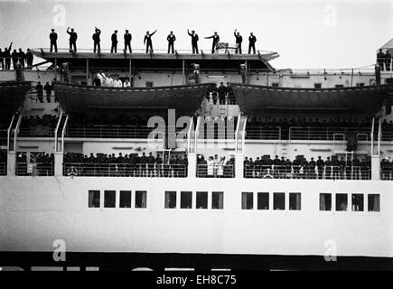 AJAXNETPHOTO - 26. APRIL1982. PORTSMOUTH, ENGLAND - FALKLAND INSELN ABFAHRT. NORTH SEA FERRIES NORLAND SEGEL FÜR DEN SÜDATLANTIK FOTO: JONATHAN EASTLAND/AJAX REF: 822604 Stockfoto