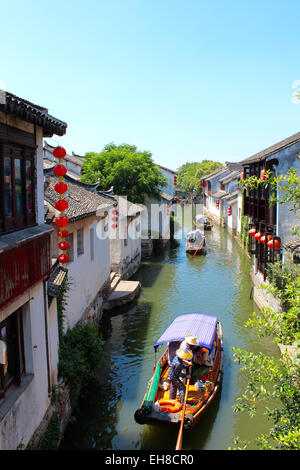 Foto von einem Wasserkanal in Zhouzhuang, einer der Städte Chinas Wasser gelegen. Stockfoto